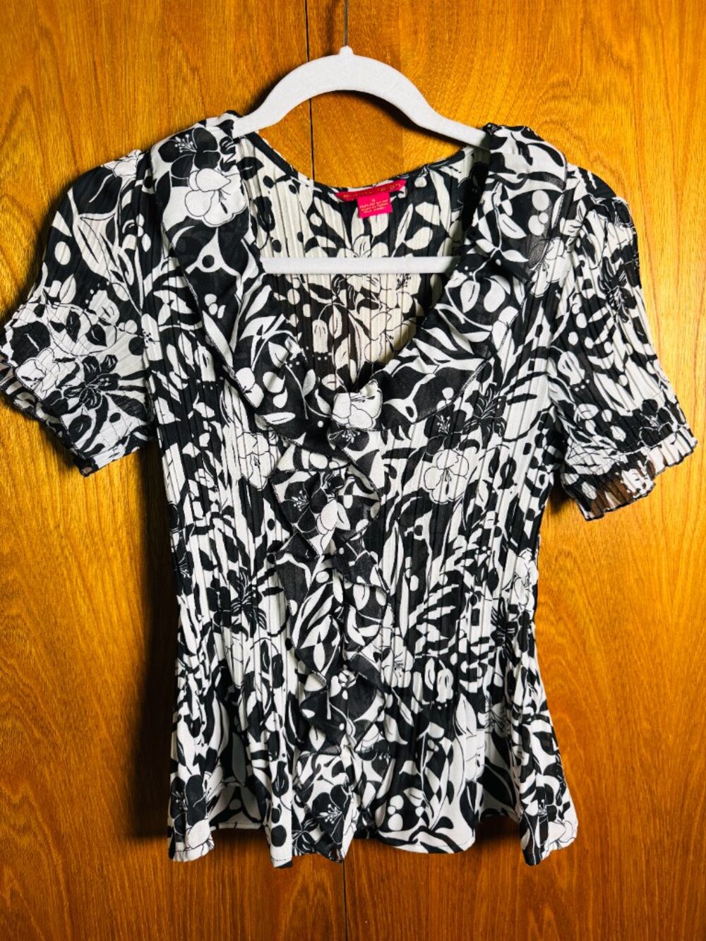 Sunny Leigh Small Black White Floral Pleated Ruffle Blouse Short Sleeve Top